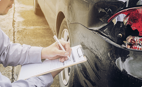 adjuster looking at car damage